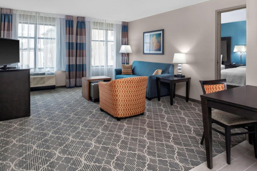 Hilton Wauwatosa Milwaukee | One Bedroom Queen Suite