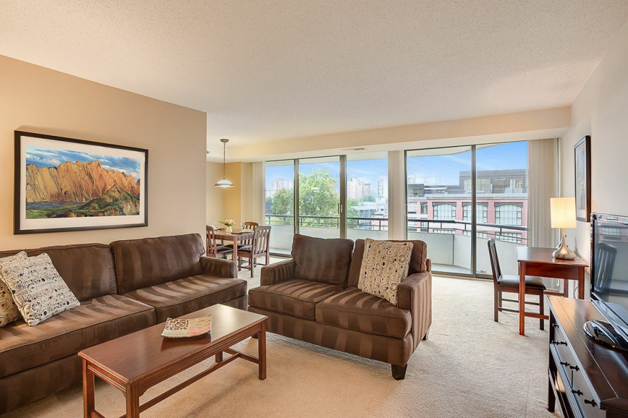 Oakwood Residence Arlington. One-Bedroom Apartment