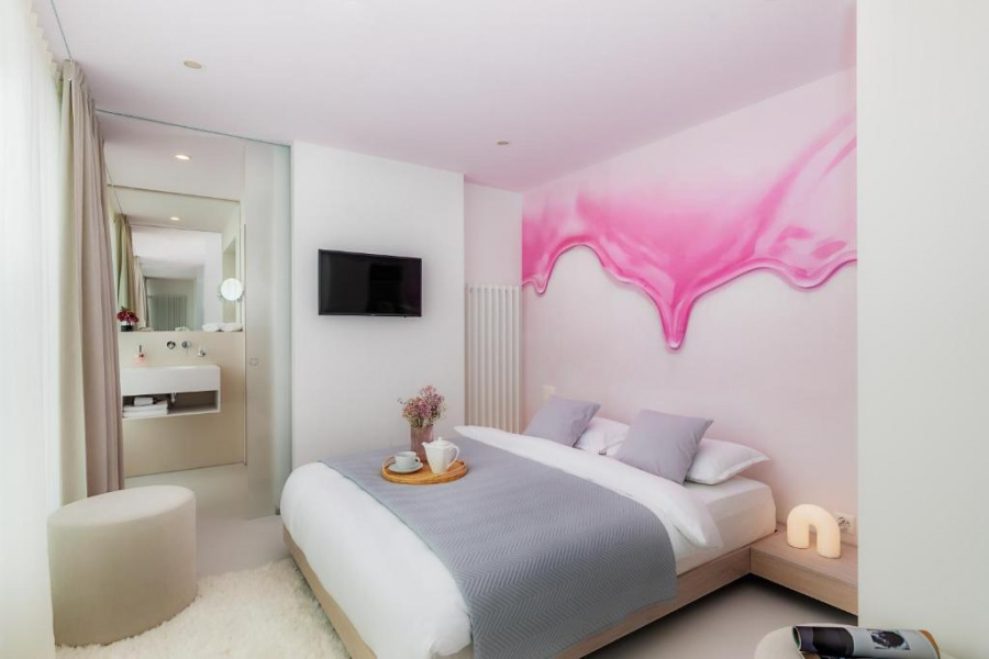 Neon Art & Beauty - Junior | One Bedroom