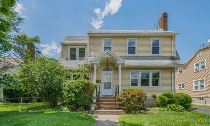 Home in Stamford, CT with fenced | Three Bedroom